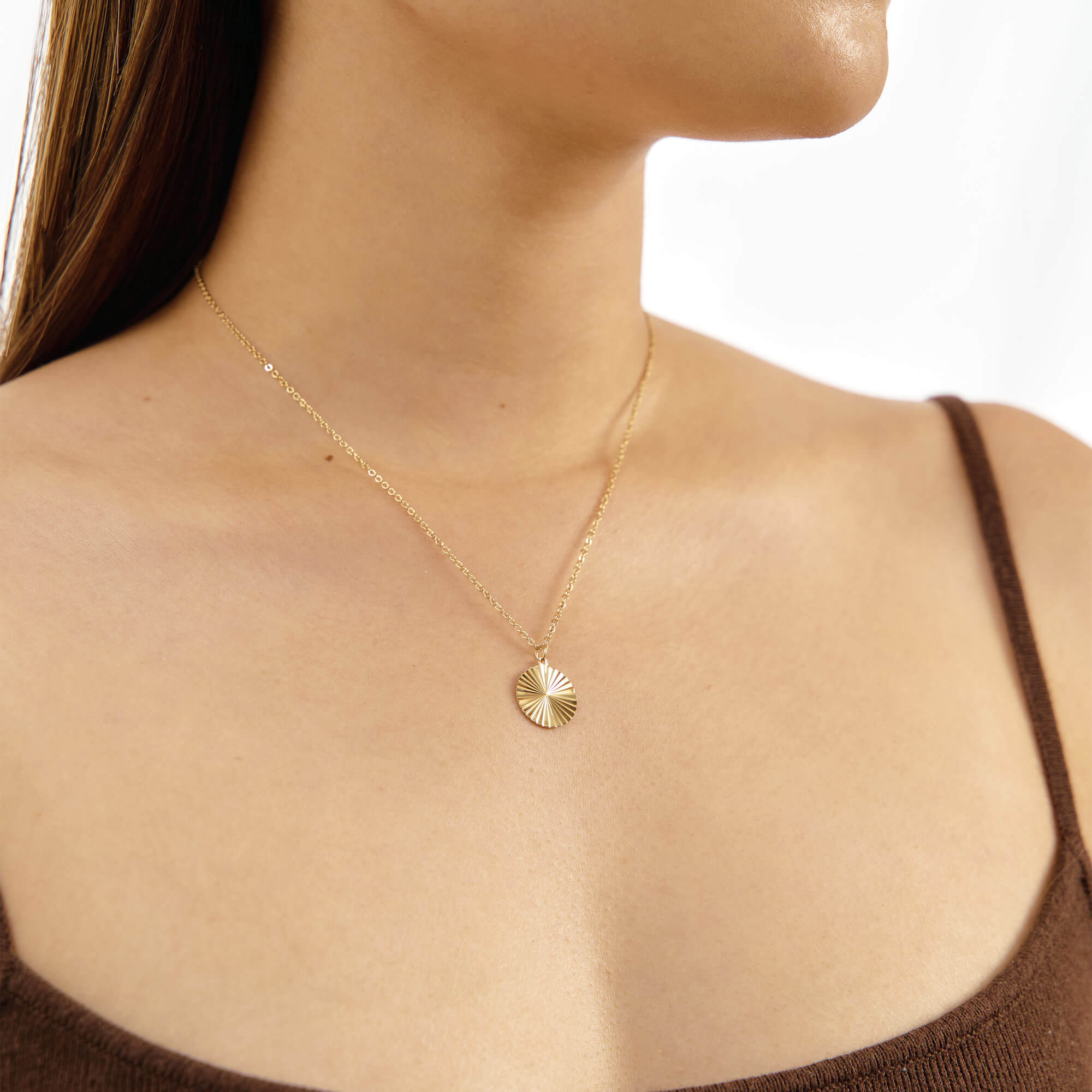 Collar con colgante de rayos de sol