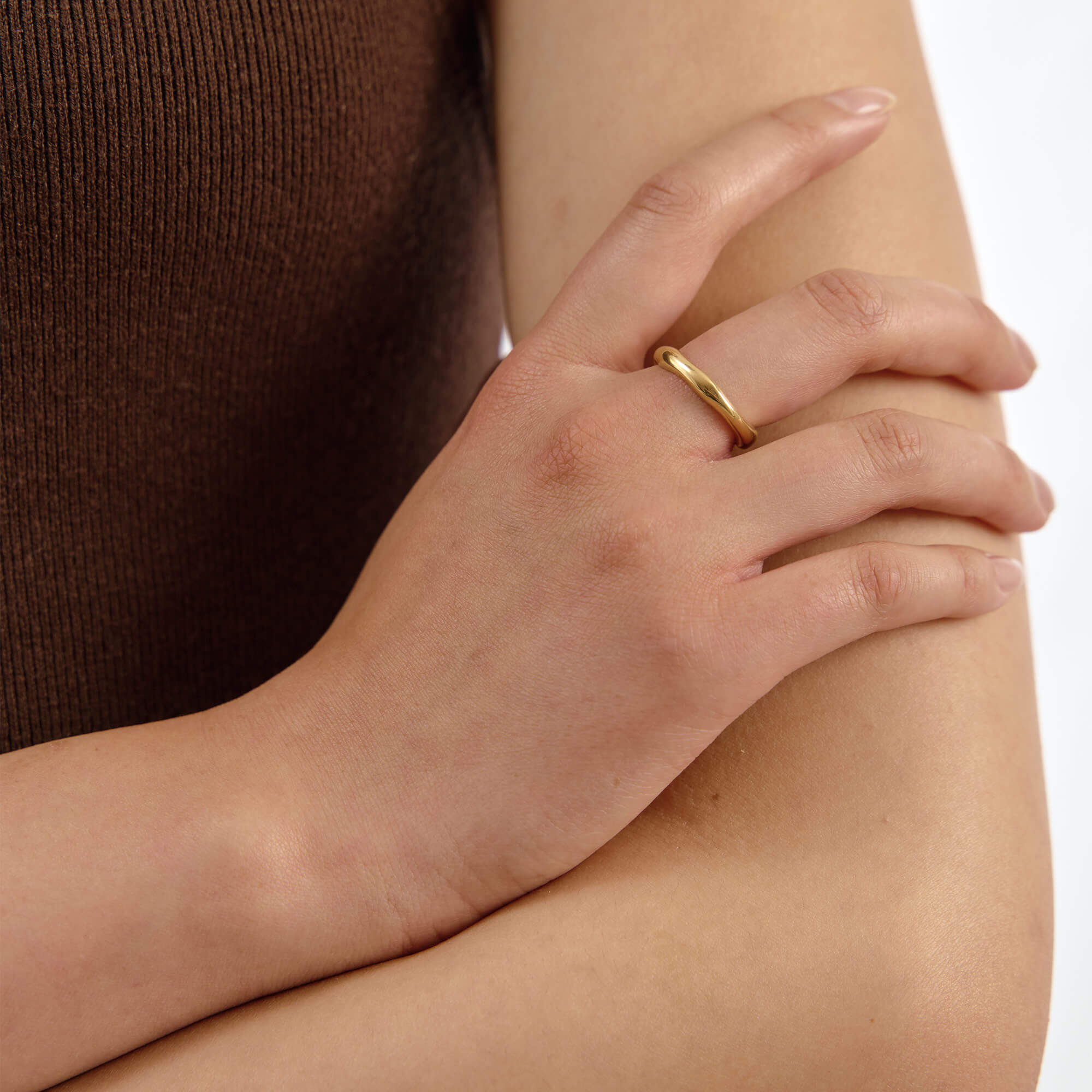 Anillo de banda gruesa con ondas