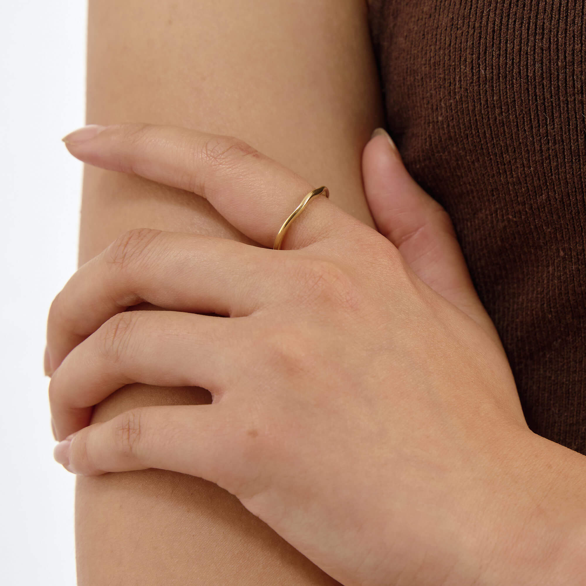 Anillo de banda fina con ondas